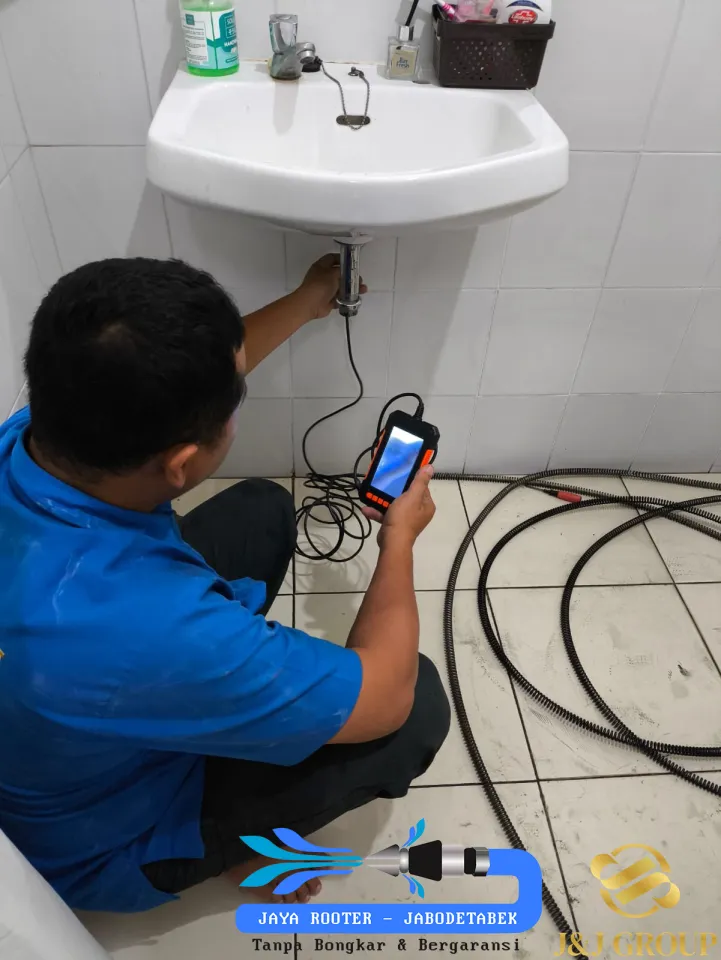 Pemeriksaan saluran di bawah wastafel