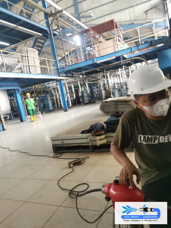 Pengerjaan saluran pembuangan gedung